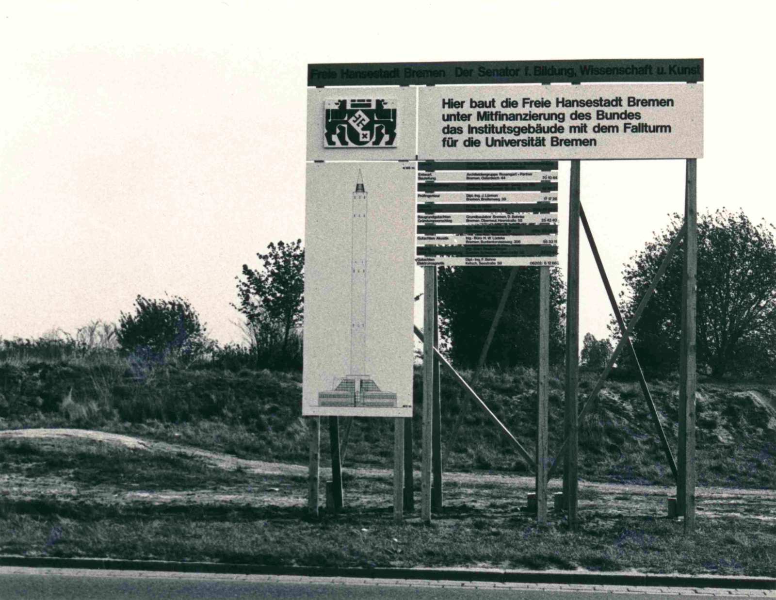 Bauschild für das Zentrum für Angewandte Raumfahrttechnologie und Mikrogravitation. Auf dem Schild steht neben einer grafischen Zeichnung des Fallturms: „Hier baut die Freie Hansestadt Bremen unter Mitfinanzierung des Bundes das Institutsgebäude  mit dem