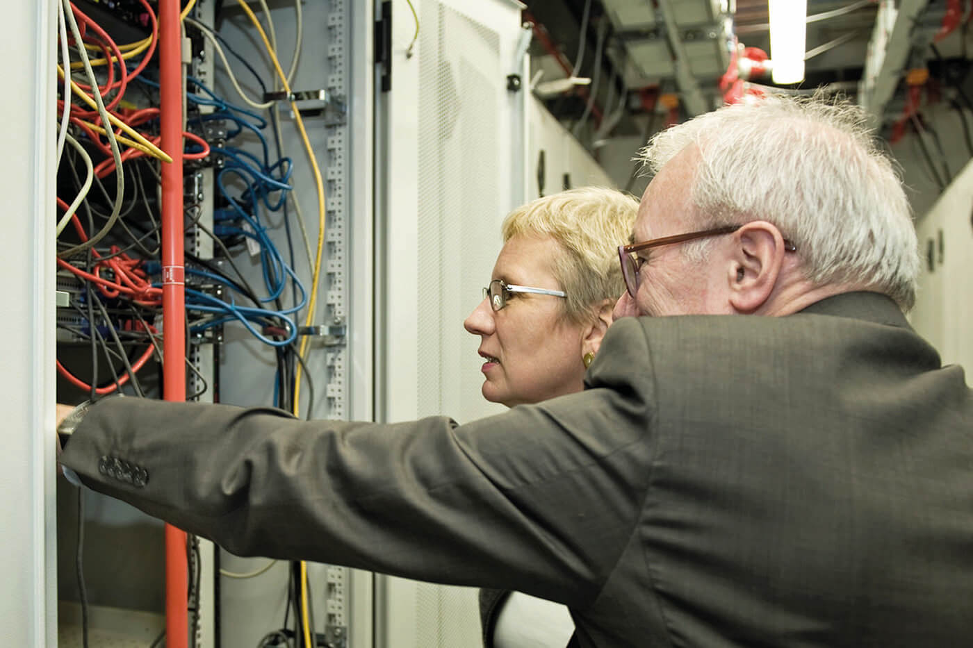 Bei der Einweihung des Green- IT-Housing-Center zeigt Kanzler Martin Mehrtens der Wissenschaftssenatorin Eva Quandte-Brandt das Innenleben eines Server-Schranks.