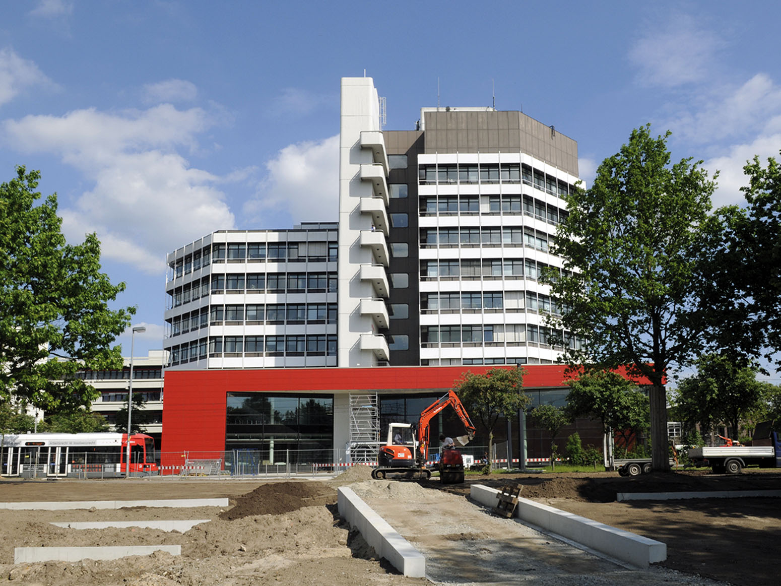 Vor dem MZH Gebäude der Universität Bremen schaufelt ein Bagger die Erde auf.