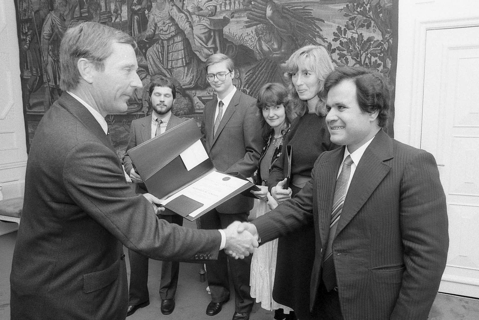 Auf dem Bild überreicht Friedo Berninghausen den Studienpreis an die fünf Ausgezeichneten. Das Bild entstand bei der erstmaligen Verleihung des Bremer Studienpreises am 23.11.1983 in der Bremer Rathaushalle.