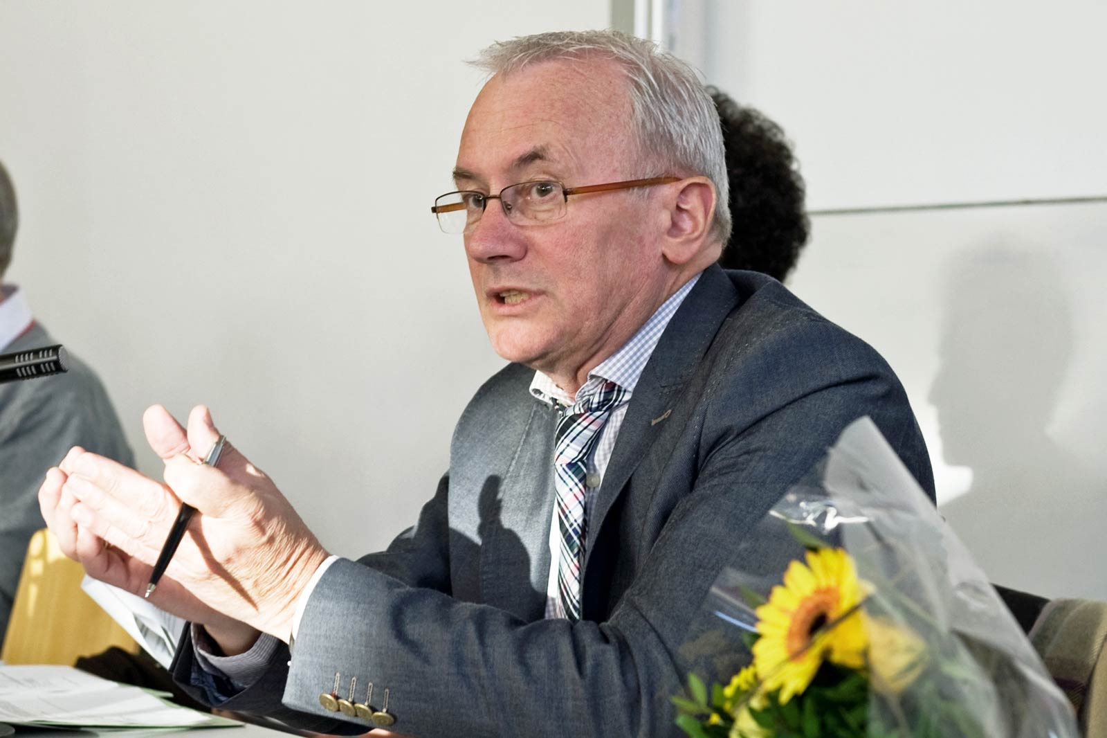 Martin Mehrtens mitten in seiner Antrittsrede zum Kanzler, rechts von ihm steht sein Blumenstrauß zur Ernennung.