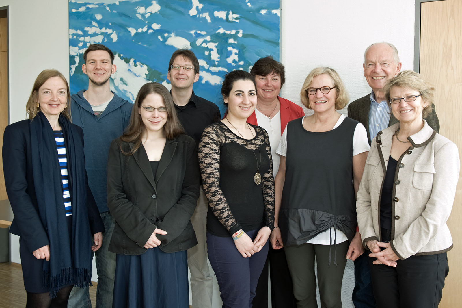 Dr. Margit Kaufmann, Anja Taude, Anahita Ketaeri, Prof. Heidi Schelhowe, Prof. Angelika Bihner-Ahsbahs, Jan Giese, Prof. Ivo Mossig, Prof. Tobina Brinker, Prof. em. Ludwig Huber stehen nebeneinander und schauen in die Kamera.