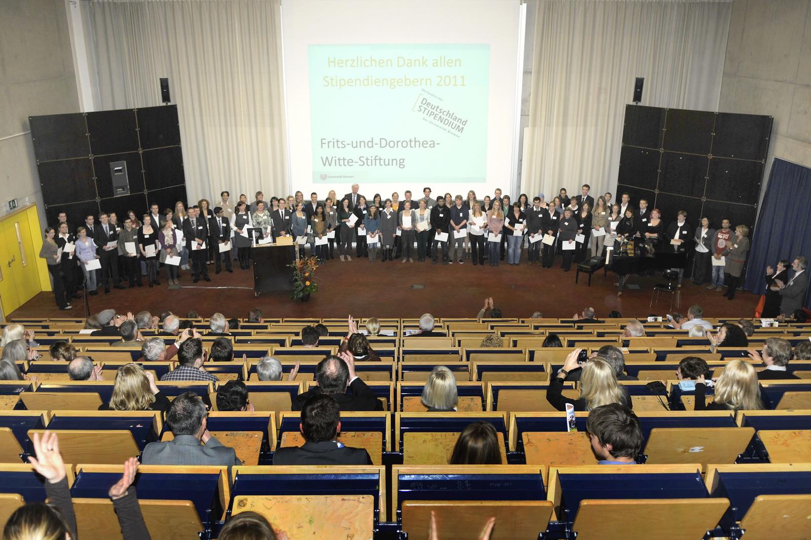 Gruppenfoto bei der Vergabefeier 2011 mit allen Deutschlandstipendat*innen