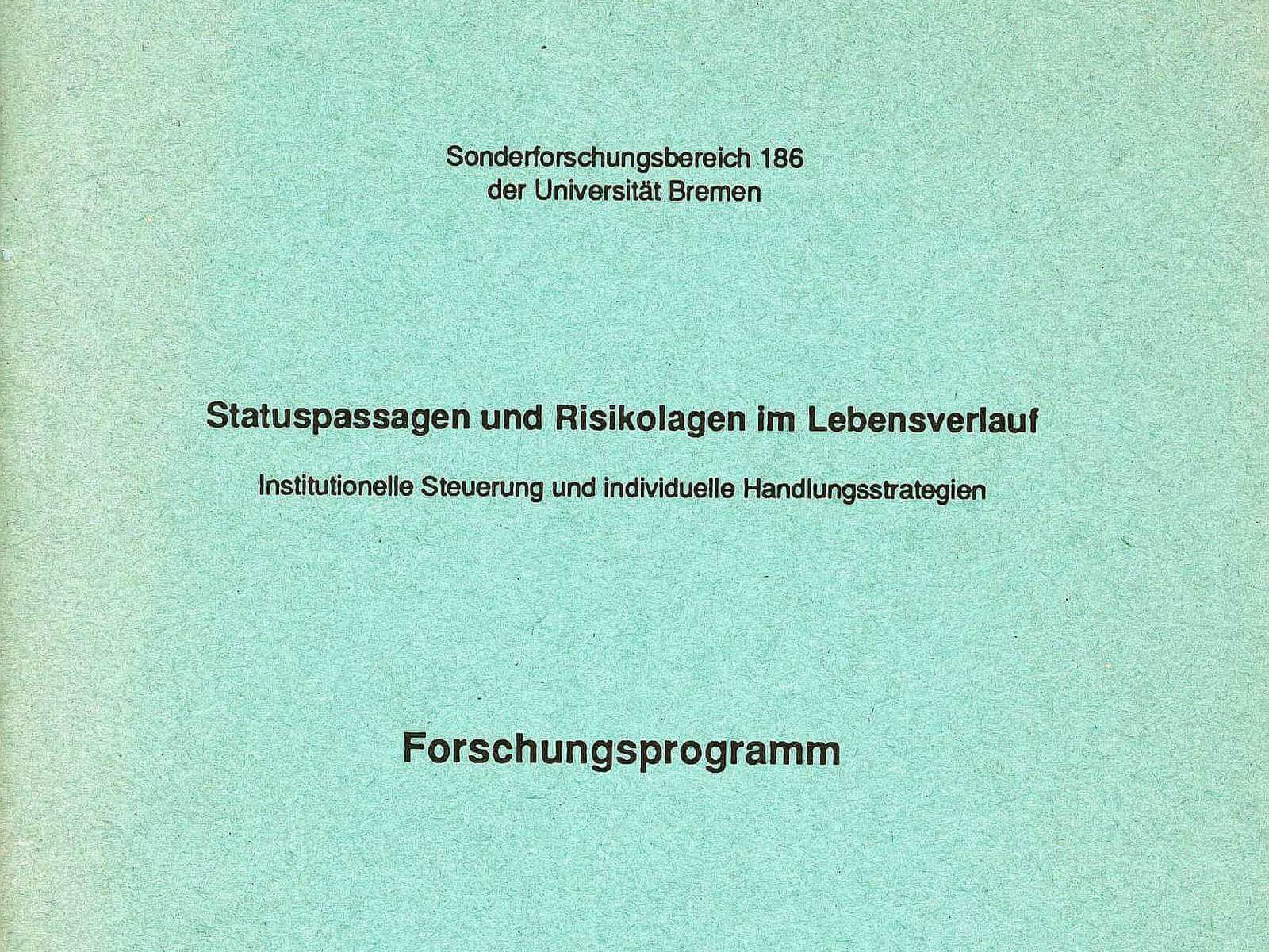 Titelseite des Forschungsprogramms. Auf grünem Grund steht „Sonderforschungsbereich 186 der Universität Bremen. Statuspassagen und Risikolagen im Lebensverlauf. Institutionelle Steuerung und individuelle Handlungsstrategien“.