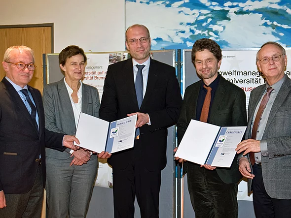 Übergabe der EMAS-Registrierungsurkunde 2014. Von links: Kanzler Martin Mehrtens, Doris Sövegjarto-Wigbers (UFT), Frank Thoss (Handelskammer Bremen), Jorg Thöming (Umweltbeauftragter der Uni), Baudezernent Hans-Joachim Orlok